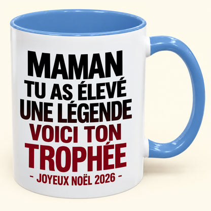 MAMAN, TU AS ÉLEVÉ UNE LÉGENDE, CECI EST TON TROPHÉE – Noël humoristique 2026 – Mug à café avec anse, cadeau original (SKU2610-820)