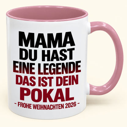 MAMA, DU HAST EINE LEGENDE GROSSGEZOGEN, DAS IST DEINE TROPHÄE – Lustiges Weihnachten 2026 – Kaffeetasse mit Henkel, Geschenk (SKU2610-822)