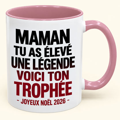 MAMAN, TU AS ÉLEVÉ UNE LÉGENDE, CECI EST TON TROPHÉE – Noël humoristique 2026 – Mug à café avec anse, cadeau original (SKU2610-820)