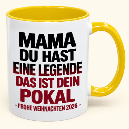 MAMA, DU HAST EINE LEGENDE GROSSGEZOGEN, DAS IST DEINE TROPHÄE – Lustiges Weihnachten 2026 – Kaffeetasse mit Henkel, Geschenk (SKU2610-822)